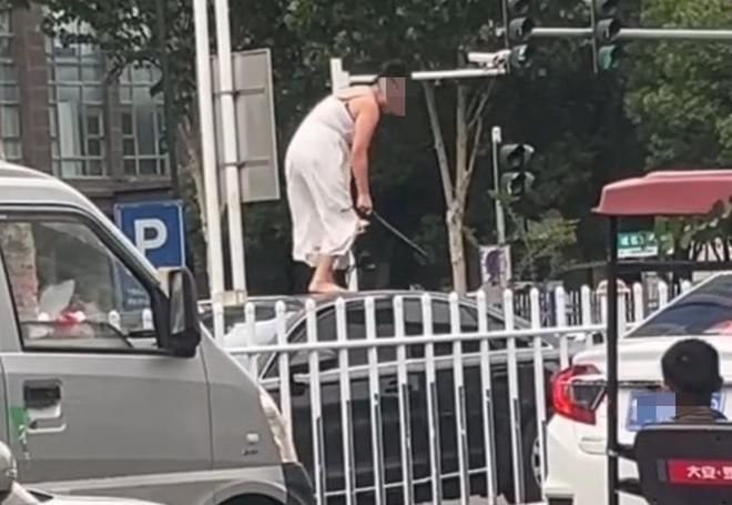 轿车通报：系精神病发作家属愿意承担赔偿pg电子试玩平台女子持械当街打砸多辆(图2)