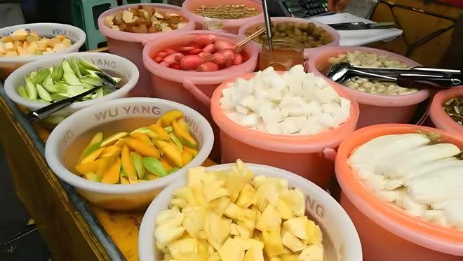 的美味本地人都习以为常游客看来十分怪异pg电子模拟器试玩广西夜市中最具特色(图4)