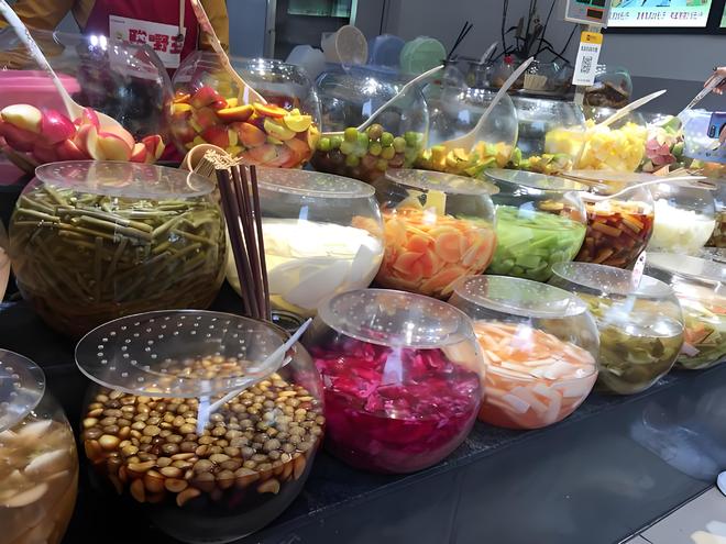 的美味本地人都习以为常游客看来十分怪异pg电子模拟器试玩广西夜市中最具特色(图8)