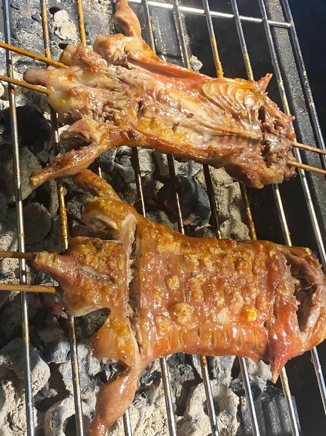 的美味本地人都习以为常游客看来十分怪异pg电子模拟器试玩广西夜市中最具特色(图14)