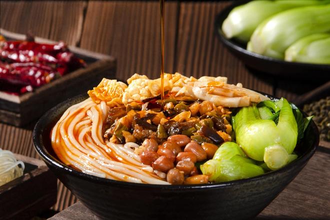 的美味本地人都习以为常游客看来十分怪异pg电子模拟器试玩广西夜市中最具特色(图12)